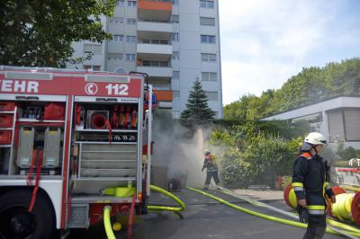Kellerbrand in Hochhaus sorgt fuer Grosseinsatz in Fellbach